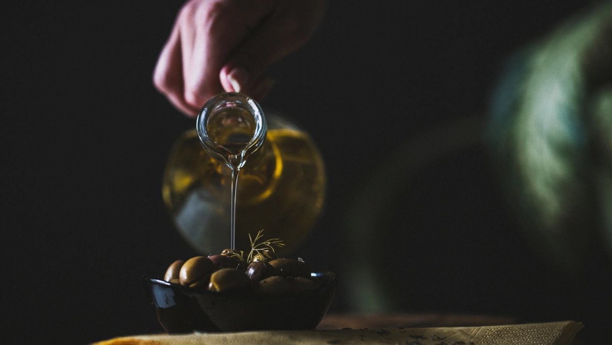 Pouring-olive-oil-on-the-olives-merseh.webp